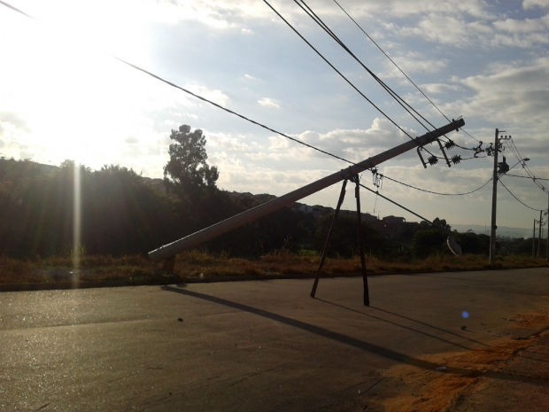 G1 - Moradora de Sorocaba flagra poste de energia elétrica caído