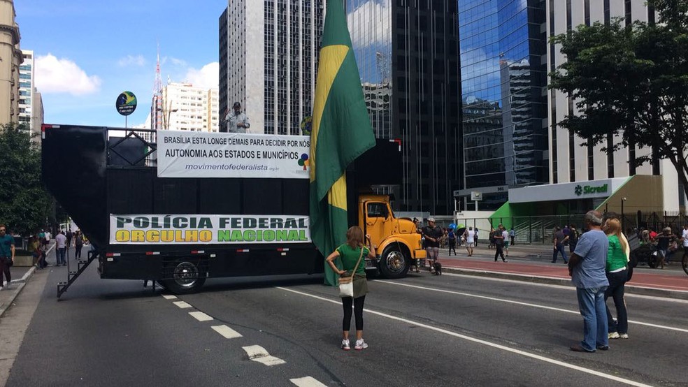 Outro caminhão de som é posicionado na Avenida Paulista. Ao todo, seis veículos foram espalhados na via, todos de grupos diferentes (Foto: Paulo Toledo Piza/G1)