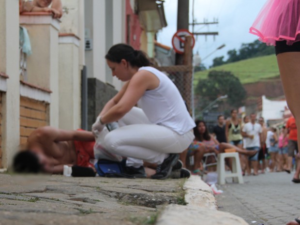 Folião recebe atendimento de equipe de saúde da prefeitura em São Luiz do Paraitinga (Foto: Fábio França/ G1)