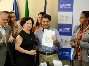 Coordenadora de Cultura da Unesco entregou documento de reconhecimento ao prefeito ACM Neto (Foto: Valter Pontes/Agecom)