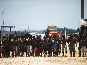 Dezenas de índios bloqueiam obras da hidrelétrica de Belo Monte, em protesto contra o que eles chamam de violação de seus direitos, em Vitória do Xingu perto de Altamira. (Foto: Lunae Parracho /Reuters)