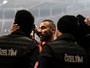 Torcedores, jogadores e artilheiro do Galatasaray homenageiam policiais