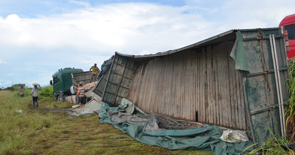 G Caminh O Carregado Cimento Sai Da Pista Na Br Em Roraima