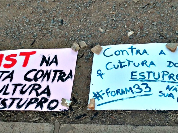 Manifestantes espalharam cartazes em praça de Cuiabá (Foto: Lislaine dos Anjos/G1)