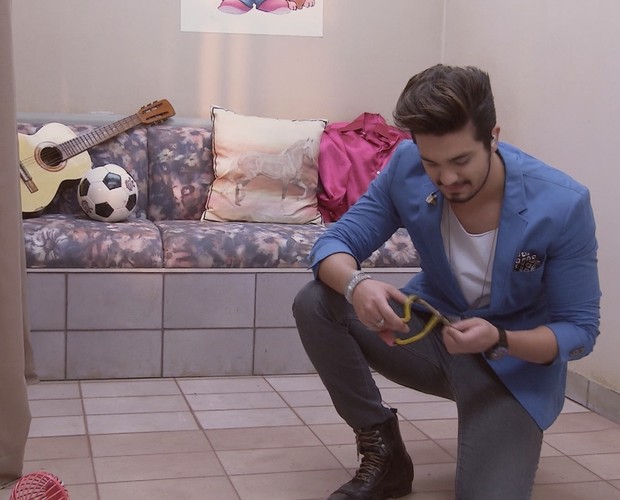 Luan se emociona ao rever brinquedos (Foto: TV Globo)