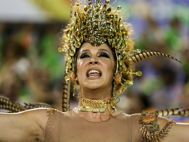 Cláudia Raia, madrinha de bateria da Beija-Flor, desfila na Sapucaí (Foto: Rodrigo Gorosito/G1)
