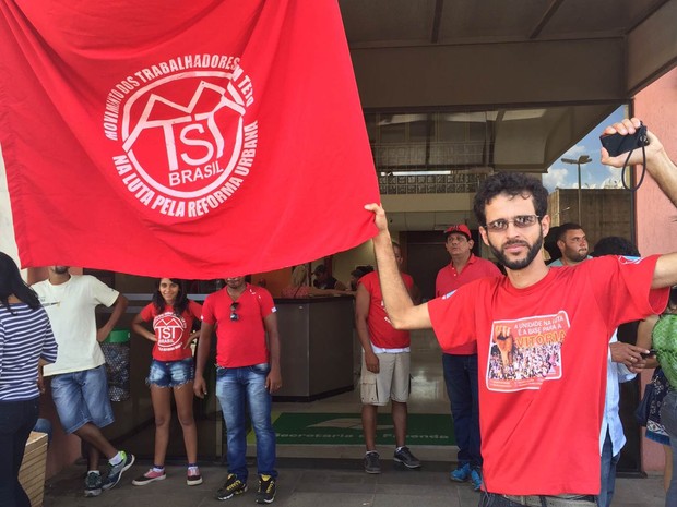 Sérgio Leonel, coordenador do MTST, posa em frente ao prédio ocupado da Secretaria da Fazenda (Foto: Jéssica Nascimento/G1)