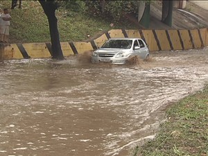 G Chuva Forte Causa Alagamento No Bairro Cariru Em Ipatinga Mg