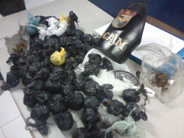 Homem foi autuado por tráfico de drogas e levado para a cadeia pública (Foto: Divulgação/Polícia Militar)