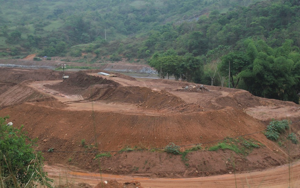 Monte de lama retirada de Barra Longa e depositada pela Samarco as margens do Rio do Carmo, em Barra Longa (Foto: Wagner Santos/G1)