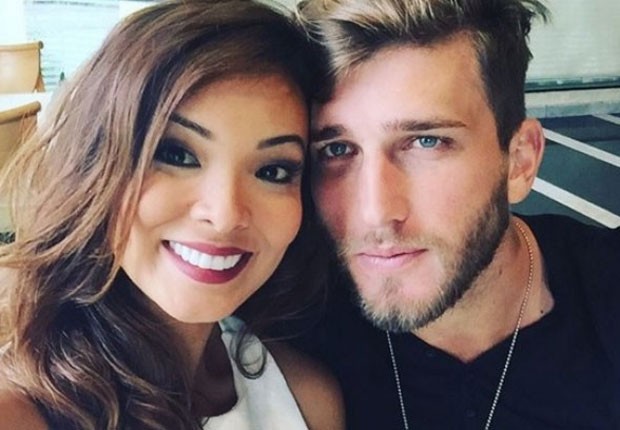 Foto: Carol Nakamura e o jogador de futebol Aislan Lotici se