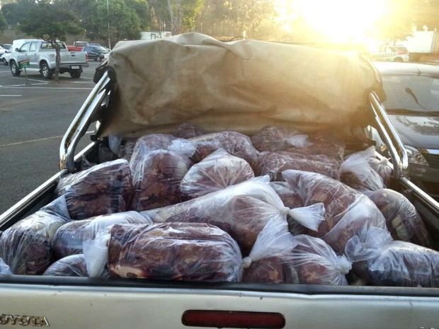 Carne clandestina apreendida em carroceria sem sistema de refrigeração no Distrito Federal (Foto: Polícia Civil/Divulgação)