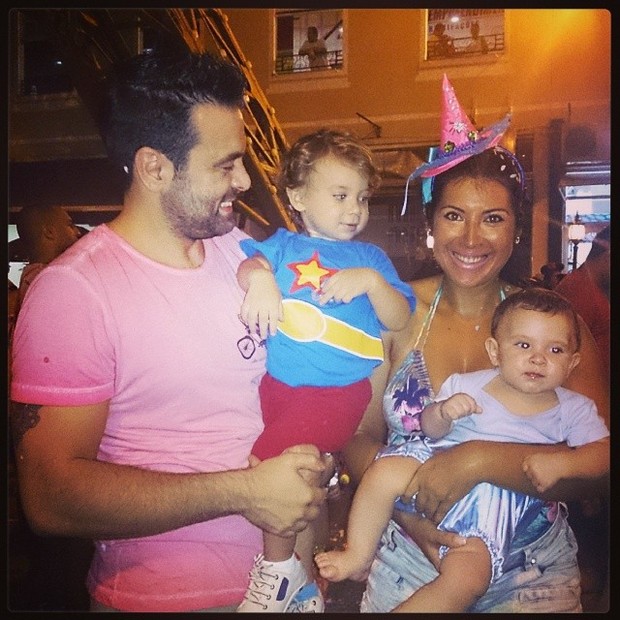 Priscila Pires e família curtindo carnaval (Foto: Instagram / Reprodução)