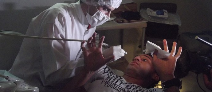 Gilmar se assusta ao ver que 'Dr. Pimpão' é o seu dentista (Foto: Tiago Menezes)