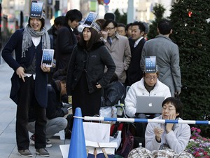 Fila na loja da Apple em Tóquio, enquanto fãs esperam para comprar o iPad mini (Foto: Yuriko Nakao/Reuters)