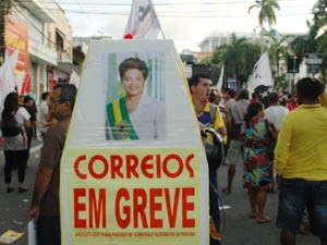 Caixão com foto de dilma foi levado para o protesto (Foto: Daniel Peixoto/G1)