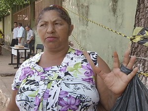 Dona de casa Noemia Dias de Araújo está preocupada com sua segurança.  (Foto: Reprodução / Inter TV Grande Minas)