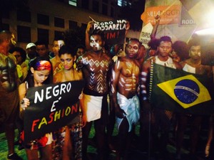 Protesto pede maior presença de negros na Fashion Rio (Foto: Giovana Sanchez/G1)