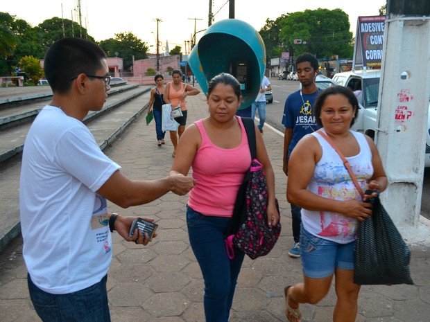 Campanha distribuiu panfletos no Centro de Macapá (Foto: Abinoan Santiago/G1)