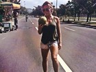 Ludmila Dayer aproveita domingo de sol para andar de skate no Rio