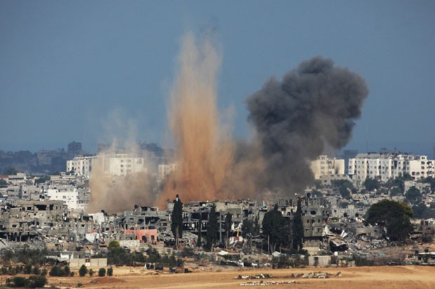 Foto mostra fumaça saindo da Faixa de Gaza após ataque militar israelense (Foto: David Buimovitch/AFP)