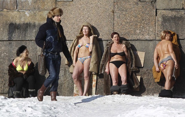 Mulheres encararam o frio para pegar bronzeado (Foto: Alexander Demianchuk/Reuters)