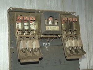 Ligações elétricas estavam desprotegidas (Foto: Reprodução TV TEM)