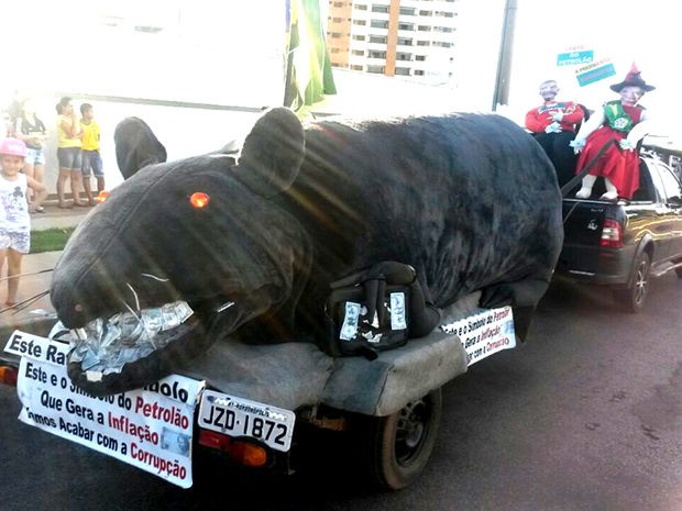 Um rato gigante foi usado por manifestantes em RondonÃ³polis (Foto: Wesley MendonÃ§a/ TVCA)