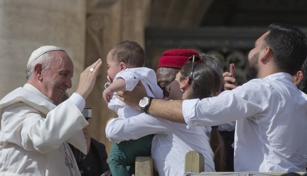 Papa Francisco abençoa criança na Praça São Pedro, no Vaticano  (Foto: Alessandra Tarantino/AP)
