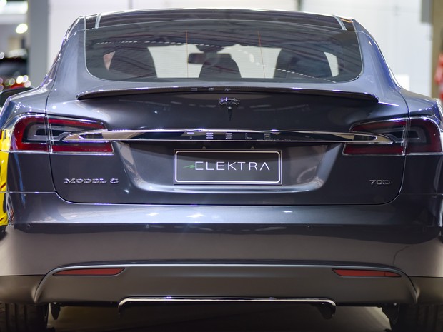 O Tesla S 70D é exposto no Espaço dos Sonhos do Salão do Automóvel de São Paulo 2016 (Foto: Flavio Moraes/G1)