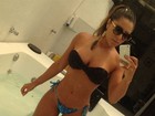 Andressa Ferreira faz selfie em banheira e mostra curvas impecáveis
