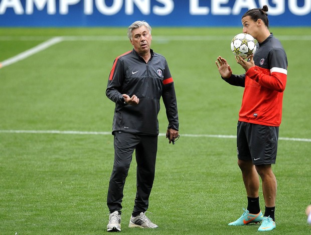 Ibrahimovic e Carlo Ancelotti no treino do PSG (Foto: AP)