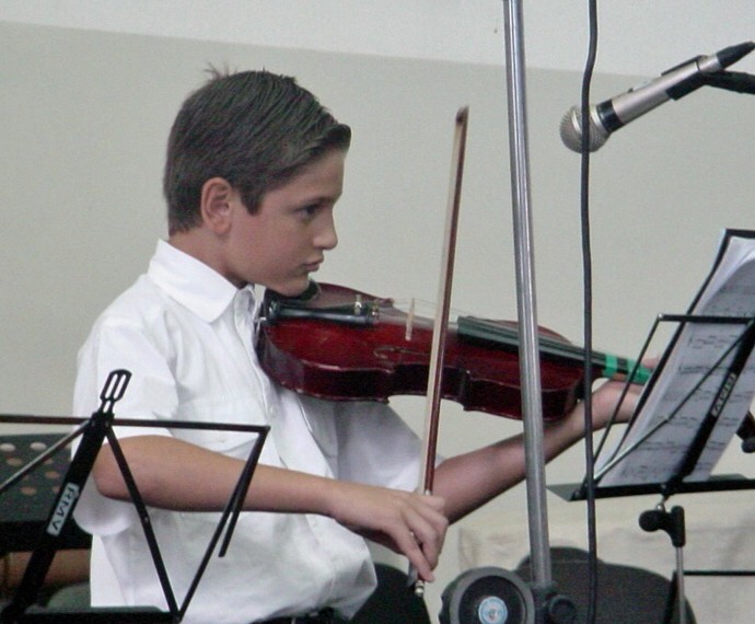 Daniel Rocha aprende a tocar violino na infância (Foto: Arquivo Pessoal)
