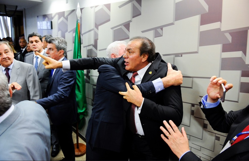 Senador Ataídes Oliveira é segurado durante confusão na sessão da CAE (Foto: Marcos Oliveira/Agência Senado)