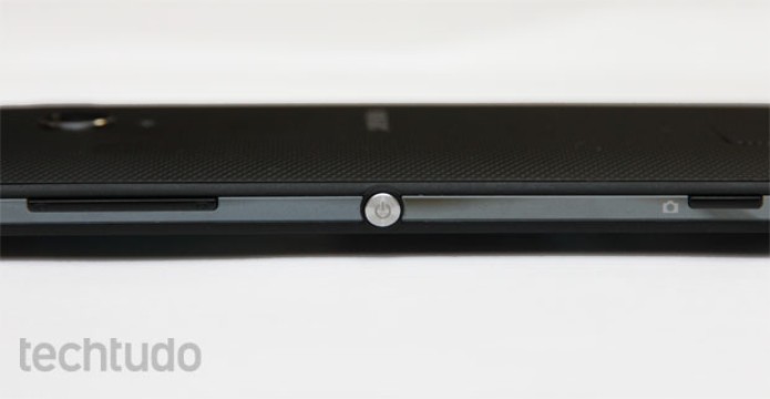 Botões laterais do Xperia ZQ (Foto: Allan Melo/TechTudo) Botões laterais do Xperia ZQ (Foto: Allan Melo/TechTudo)