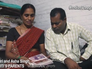 Os pais de Jyoti Singh, a garota que morreu após o estupro coletivo na Índia, dão entrevista para o filme 'Filha da Índia" (Foto: Divulgação/Filha da Índia)