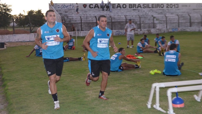 Badé, lateral esquerdo do Botafogo-PB, corre ao lado de Leomir (Foto: Amauri Aquino / GloboEsporte.com/pb)
