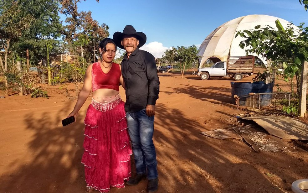 Wanderley da Rocha, líder da comunidade, ao lado da filha Rosalina. (Foto: Marília Marques/G1)