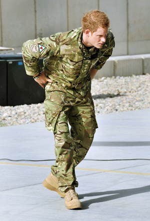 O príncipe britânico Harry chega ao Afeganistão nesta sexta-feira (7) (Foto: AP)