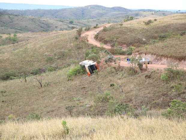 Ônibus capota no núcleo rural Cavas de Baixo, em São Sebastião, no DF (Foto: Corpo de Bombeiros/Divulgação)