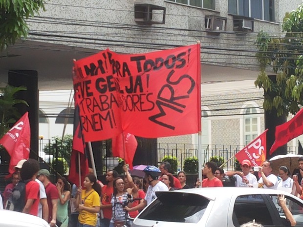 Trabalhadores realizam passeata em Belém pelo dia 1° de maio (Foto: Thais Rezende/G1)