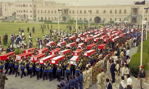 Soldados carregam caixões durante o funeral de dezenas de soldados mortos em atentado suicida de segunda-feira (21) em Sanaa, Iêmen, quando um homem com explosivos amarrados em seu uniforme militar matou mais de 90 pessoas (Foto: Reuters)