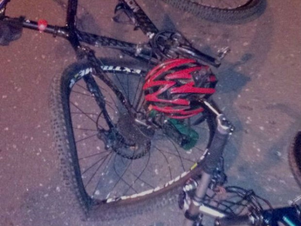 Roda de bicicleta empenou após atropelamento no Gama, no DF (Foto: Corpo de Bombeiros/Divulgação)