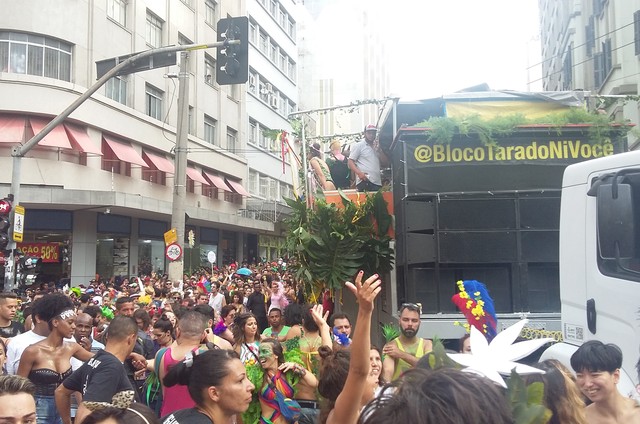 Tarado Ni Voc&ecirc; desfila ao som de Caetano