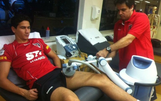 Ganso se recupera no Reffis com o fisioterapeuta Betinho (Foto: Site oficial do São Paulo FC)