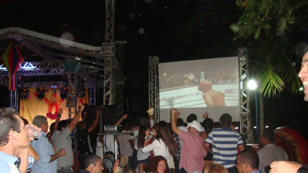 Forrozeiros pararam para assistir à luta (Foto: Lanne Pacheco)