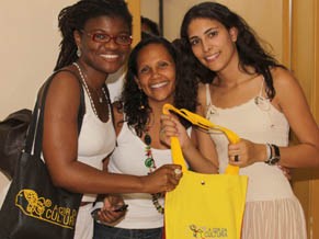 Professores recebem o kit 'A Cor da Cultura' (Foto: Divulgação / A Cor da Cultura)