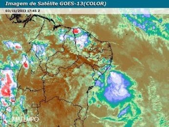 Na imagem do satélite é possível ver as nuvens carregadas (nas cores branco e vermelho) que atingiram o Nordeste na costa entre Bahia e Alagoas, no Ceará e no norte do Piauí (Foto: Divulgação/Climatempo)