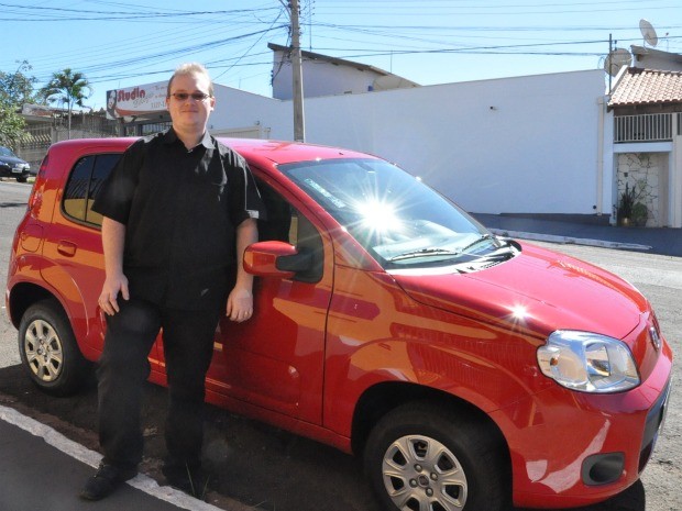 Caçador de ofertas na internet, homem   compra carro 0 km por R$ 500 em MS (Foto: Gabriela Pavão/G1 MS)
