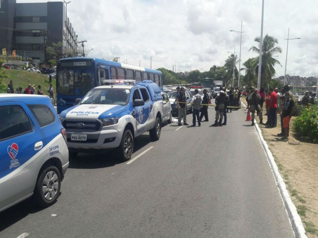 Situação deixou trânsito lento nos dois sentidos da Avenida ACM, em Salvador  (Foto: Vanderson Nascimento)